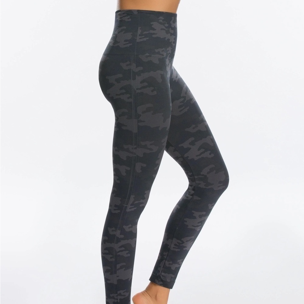 SPANX: Look At Me Now Leggings -Black Camo